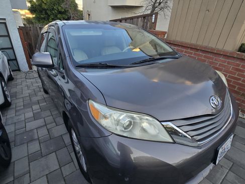 Used 2012 Toyota Sienna XLE image 6