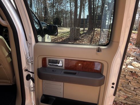 Used 2010 Ford F150 Lariat image 17