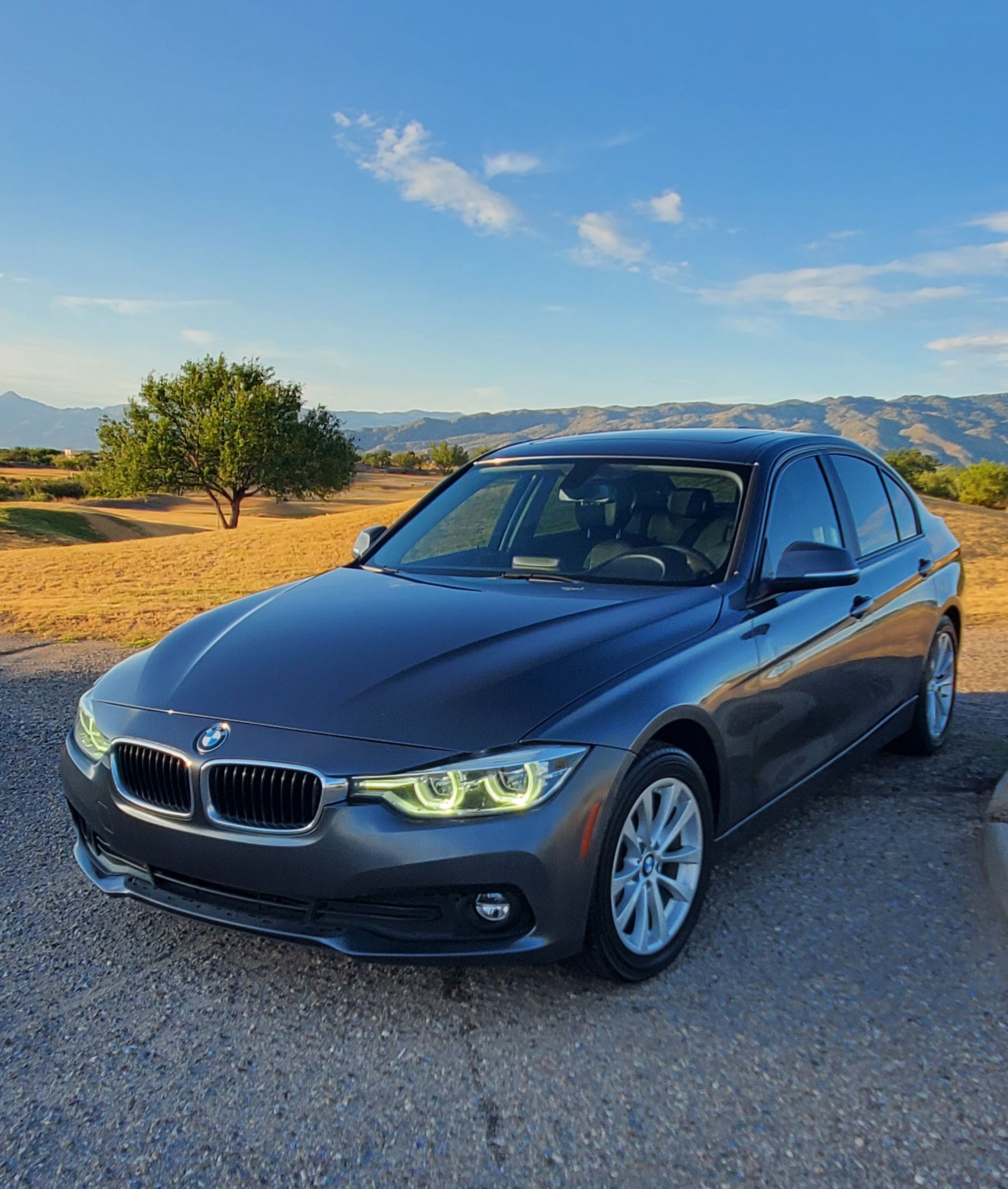 Used 2018 BMW 320i Sedan RWD image 2
