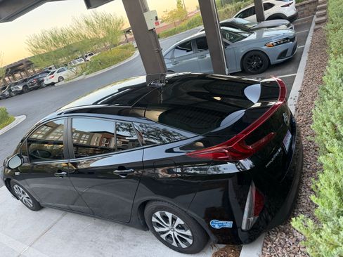 Used 2021 Toyota Prius Prime LE FWD image 11