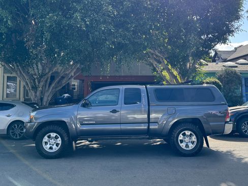 Used 2011 Toyota Tacoma 4x4 Access Cab V6 w/ TRD Off-Road Pkg image 2