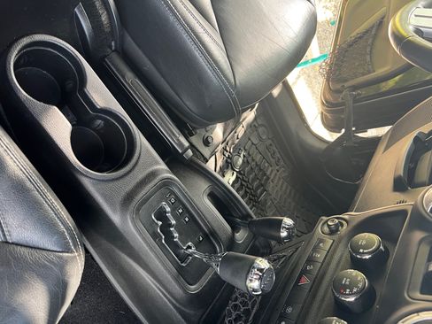 Used 2015 Jeep Wrangler Unlimited Rubicon image 22