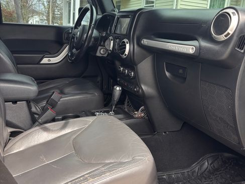 Used 2014 Jeep Wrangler Unlimited Sahara w/ Connectivity Group AWD/4WD image 9