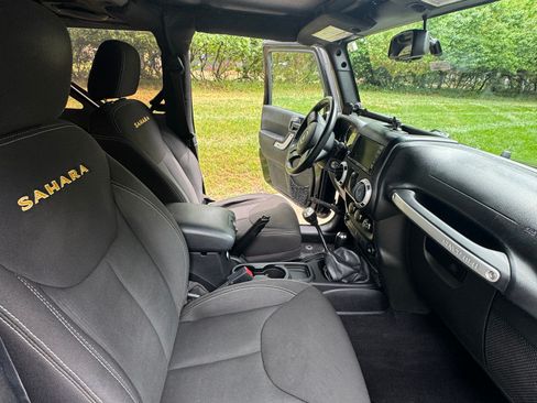 Used 2014 Jeep Wrangler Sahara w/ Connectivity Group AWD/4WD image 20