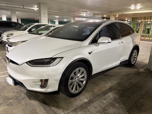 Used 2018 Tesla Model X 75D image 2