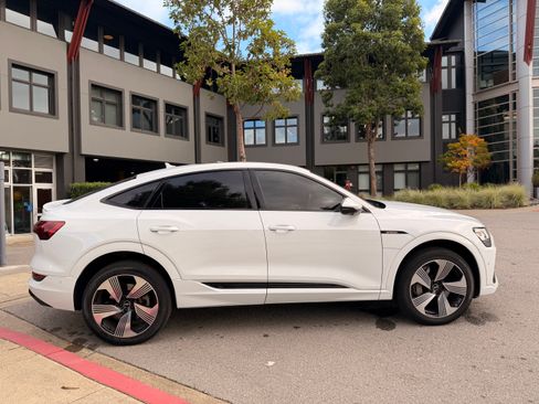 Used 2021 Audi e-tron Prestige w/ Prestige Package image 6