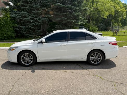 Used 2016 Toyota Camry SE FWD image 1