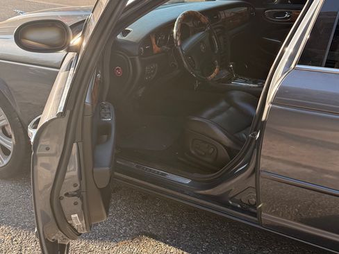 Used 2004 Jaguar XJ8 image 8