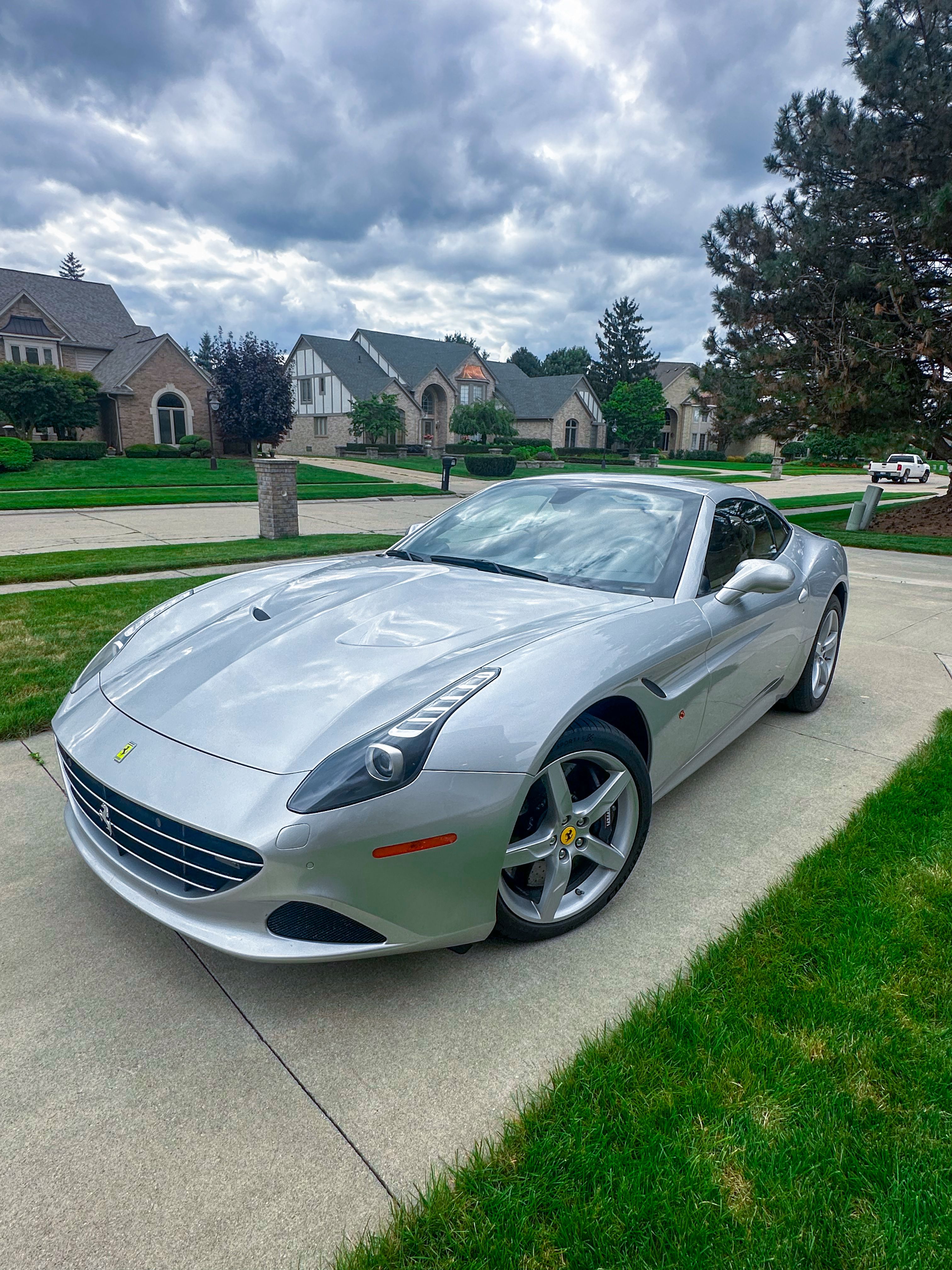 Used 2015 Ferrari California T RWD image 2