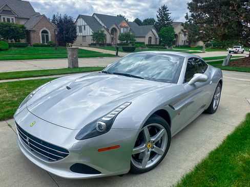 Used 2015 Ferrari California T RWD image 2