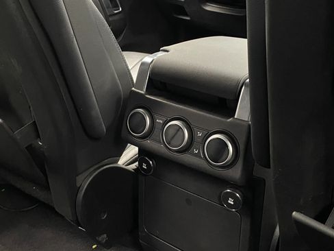 Used 2020 Land Rover Discovery SE image 15