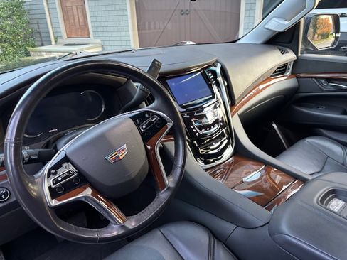 Used 2019 Cadillac Escalade Luxury image 10