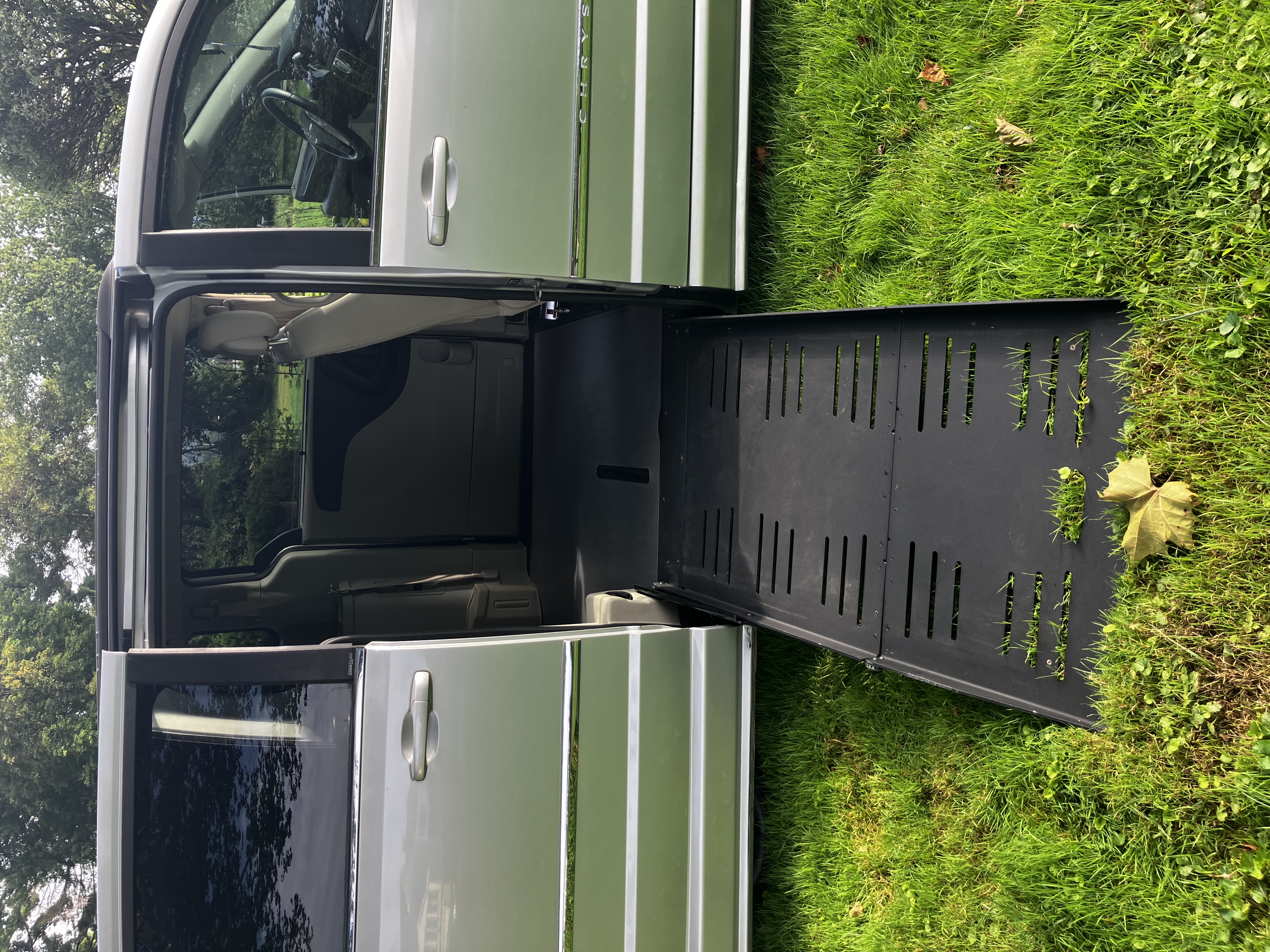 Used 2011 Chrysler Town & Country Touring-L w/ Trailer Tow Group FWD image 2