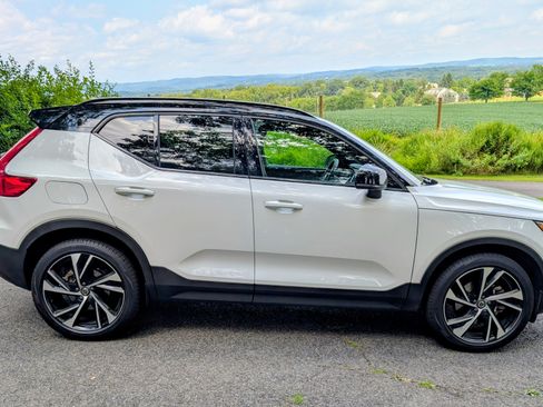 Used 2022 Volvo XC40 T5 R-Design image 28