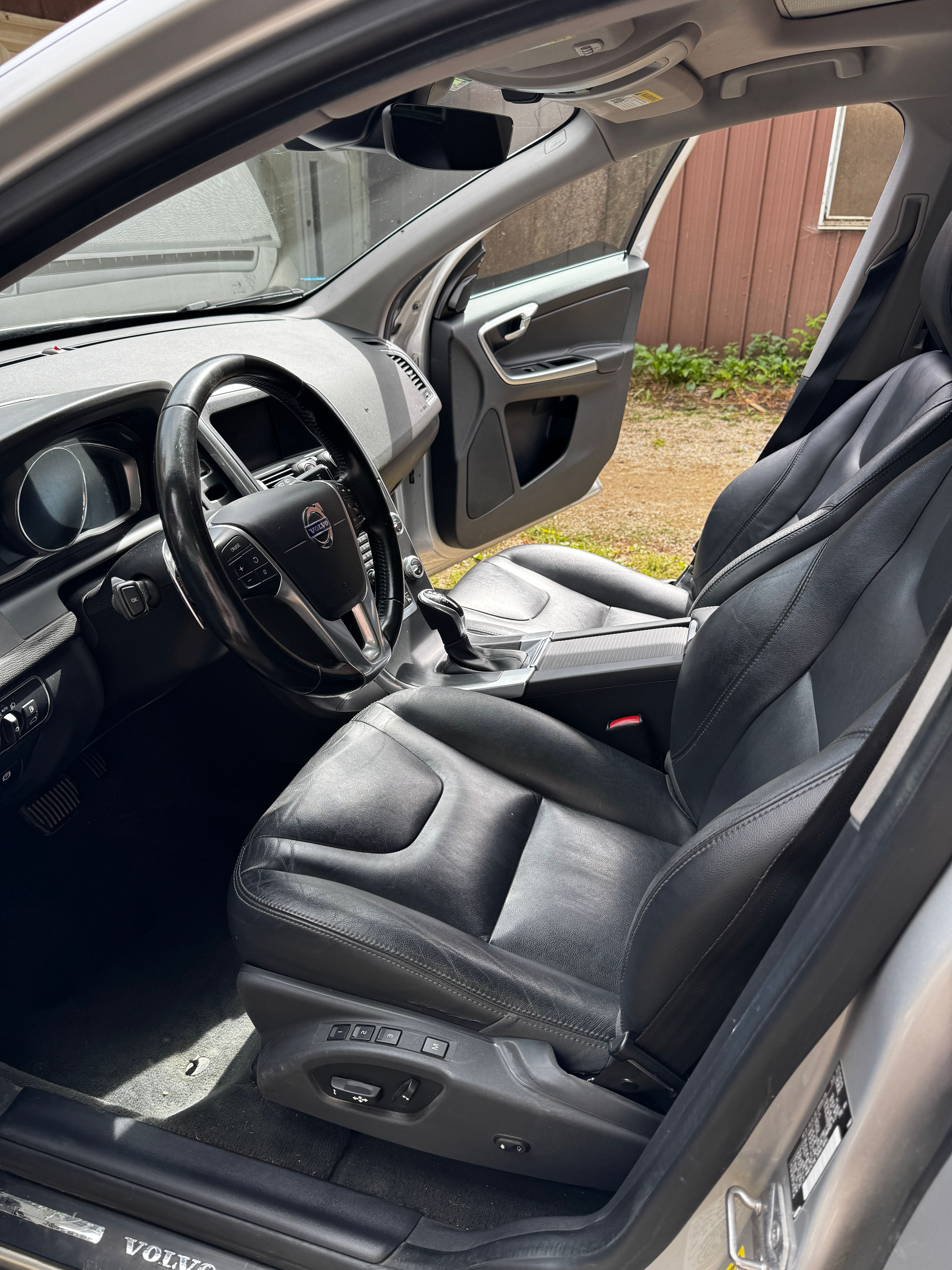 Used 2015 Volvo XC60 T6 w/ Proximity Package AWD/4WD image 16