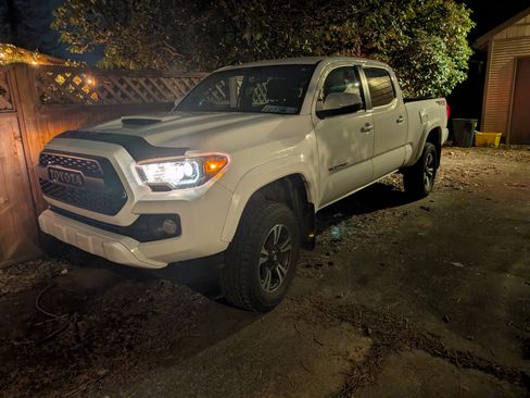 Used 2017 Toyota Tacoma TRD Sport image 2