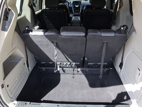 Used 2014 Chrysler Town & Country Touring image 4