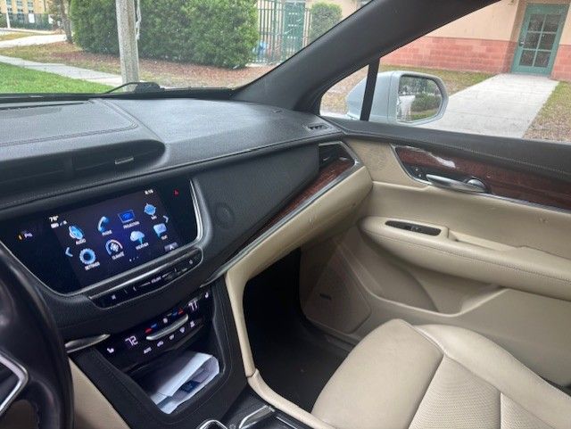 Used 2018 Cadillac XT5 Luxury w/ Driver Awareness Package FWD image 6