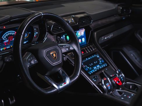 Used 2021 Lamborghini Urus AWD/4WD image 11