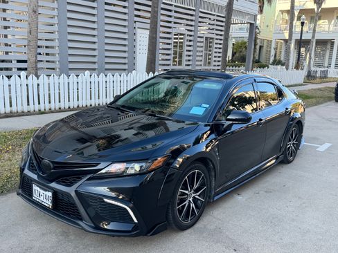 Used 2022 Toyota Camry SE image 1