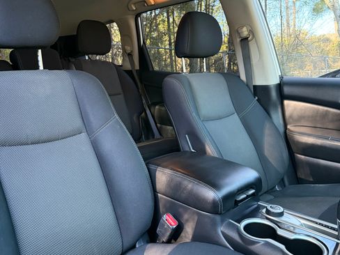 Used 2019 Nissan Pathfinder SV image 12