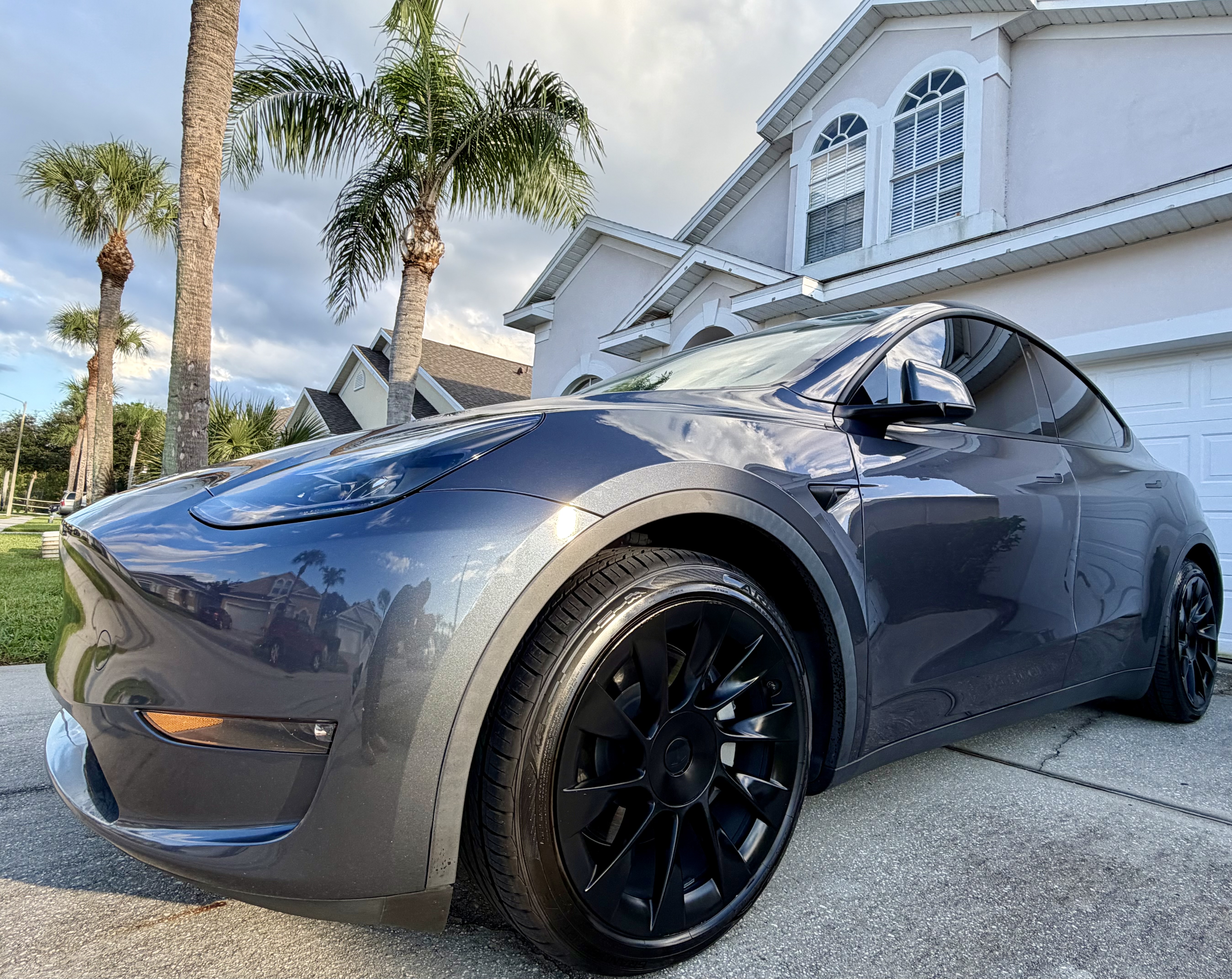 Used 2023 Tesla Model Y Long Range AWD/4WD image 1