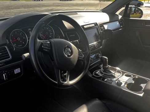 Used 2013 Volkswagen Touareg Sport image 11