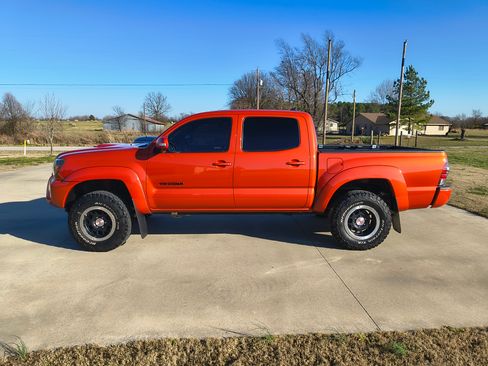 Used 2015 Toyota Tacoma TRD Pro image 2