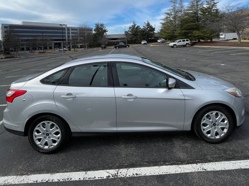Used 2012 Ford Focus SE w/ SE Winter Pkg image 5