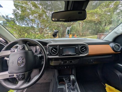 Used 2019 Toyota Tacoma SR5 image 17