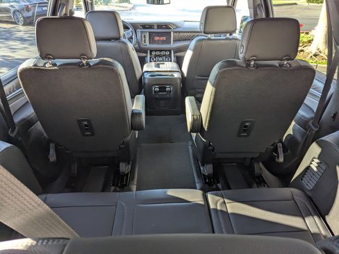 Used 2023 GMC Yukon XL Denali image 10