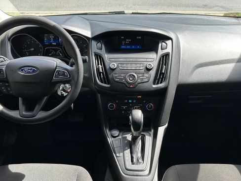 Used 2018 Ford Focus SE w/ SE Appearance Package image 16
