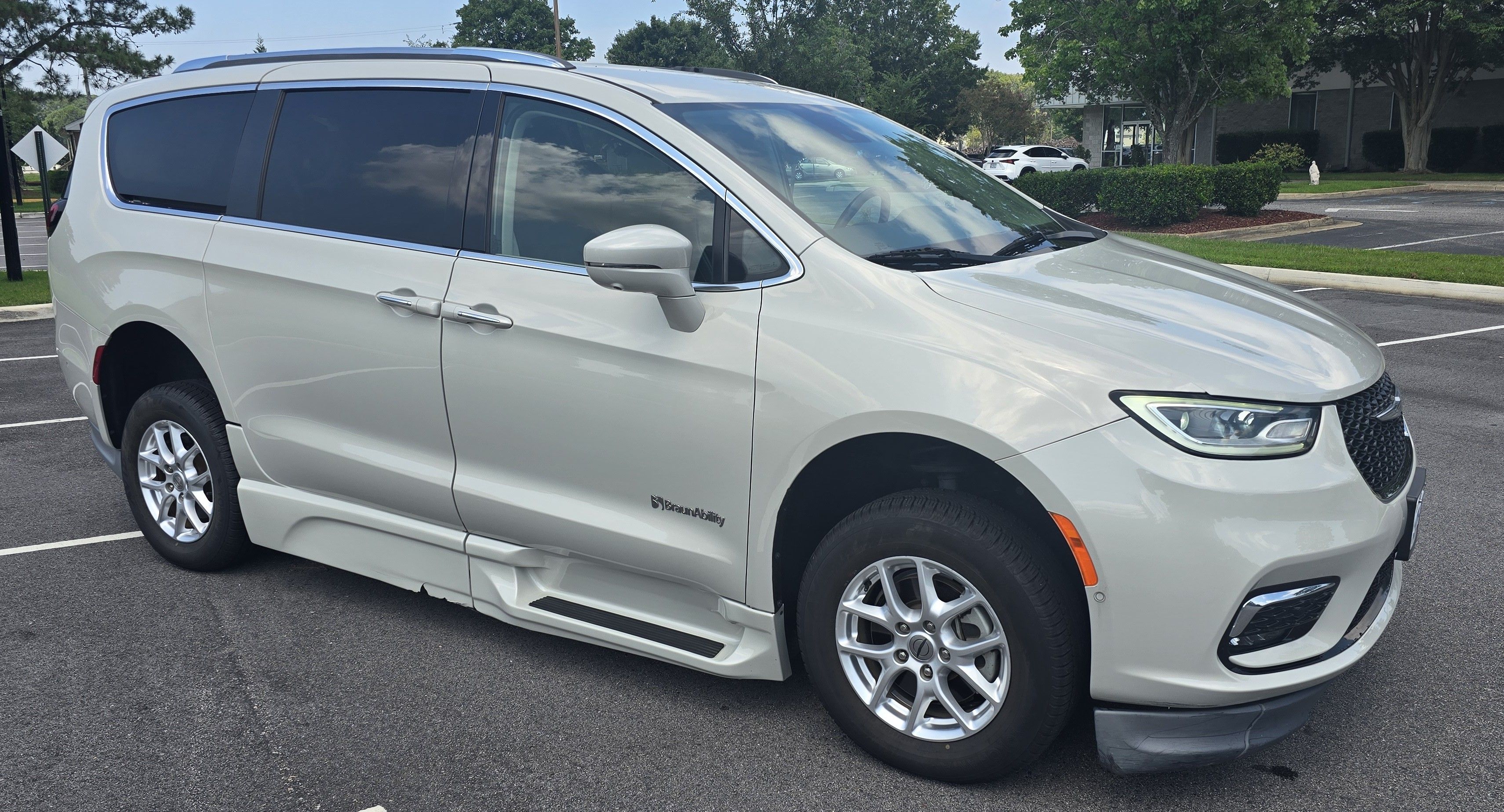 Used 2021 Chrysler Pacifica Touring-L w/ Premium & Safety Sphere Group FWD image 4