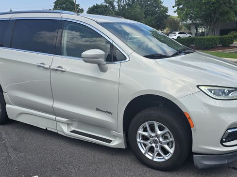 Used 2021 Chrysler Pacifica Touring-L w/ Premium & Safety Sphere Group FWD image 4
