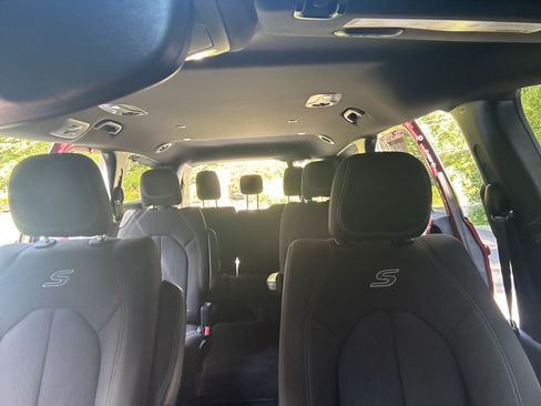 Used 2019 Chrysler Pacifica Touring Plus w/ S Appearance Package FWD image 5