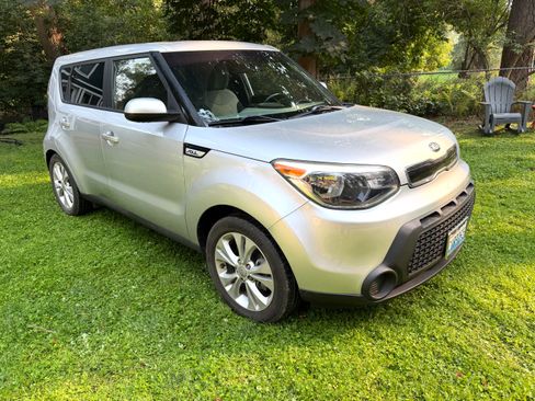 Used 2015 Kia Soul + w/ Audio Package FWD image 5