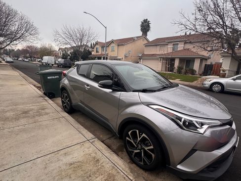 Used 2019 Toyota C-HR XLE image 2