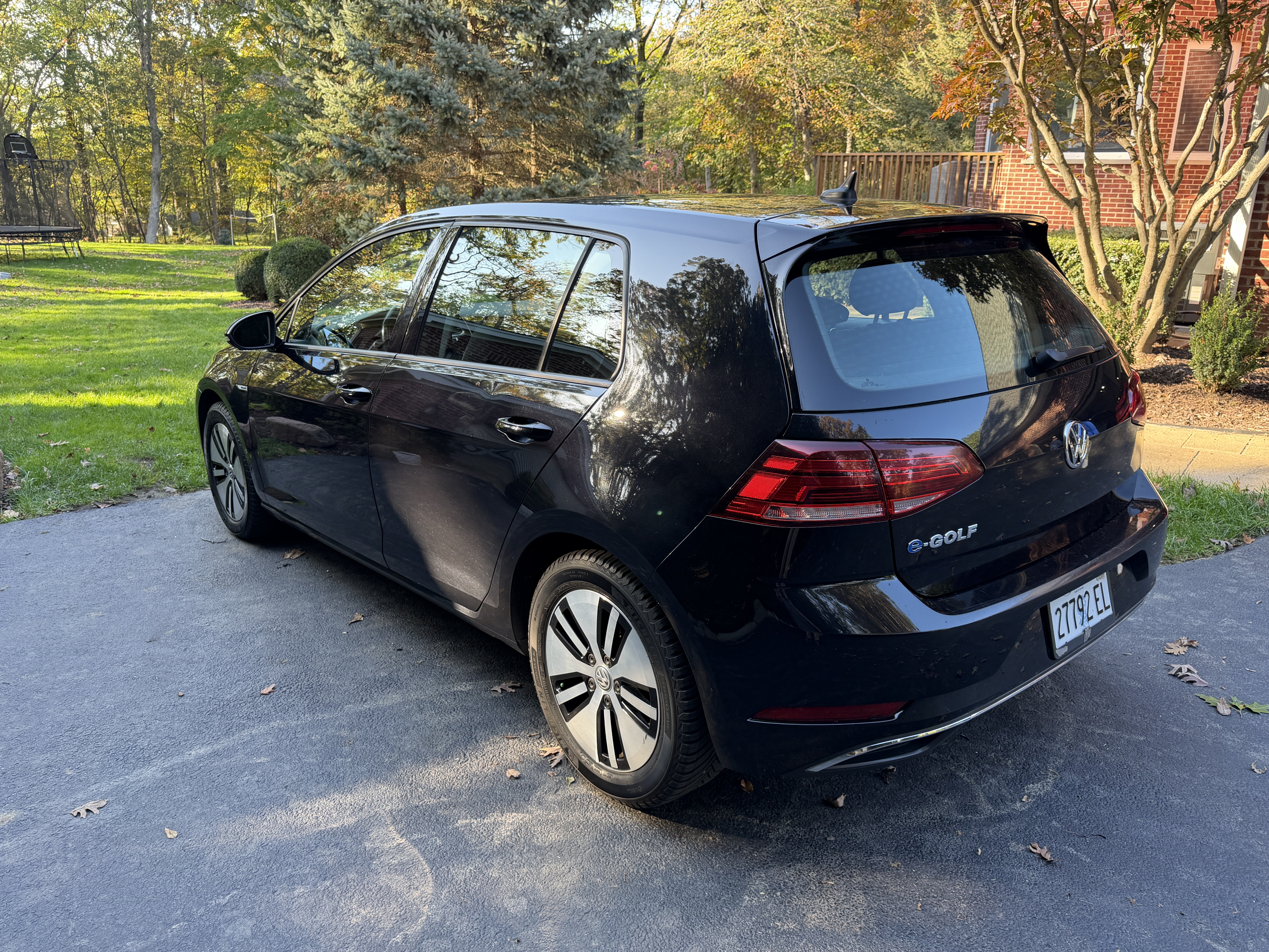 Used 2018 Volkswagen e-Golf SE w/ DC Fast Charging Package FWD image 6