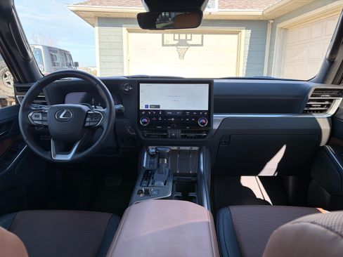 Used 2025 Lexus GX 550 w/ Cold Area Package image 11