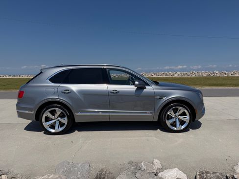 Used 2018 Bentley Bentayga Onyx Edition image 6