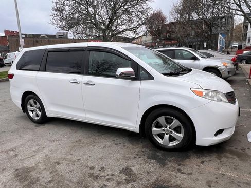 Used 2015 Toyota Sienna L image 2