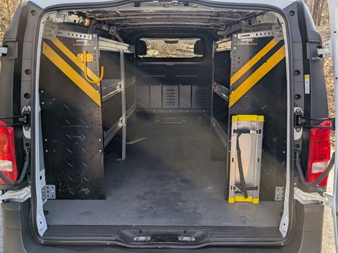 Used 2023 Mercedes-Benz Metris image 6