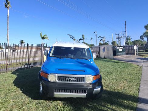 Used 2007 Toyota FJ Cruiser 2WD image 1