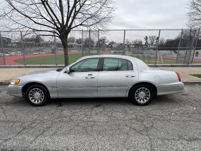 Used 2000 Lincoln Town Car Signature