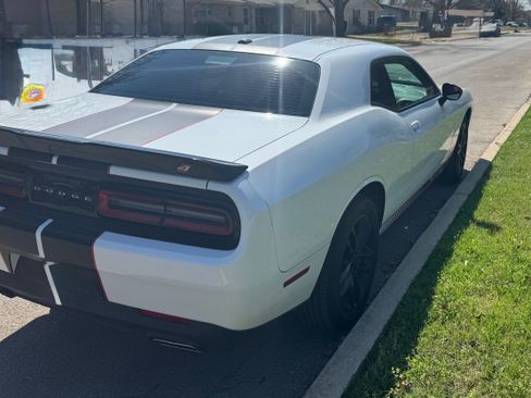 Used 2019 Dodge Challenger SXT image 8