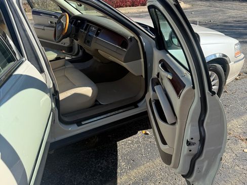 Used 2004 Lincoln Town Car Ultimate RWD image 9
