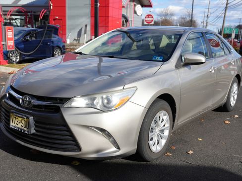 Used 2015 Toyota Camry LE image 1