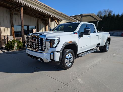 Used 2025 GMC Sierra 3500 Denali image 2