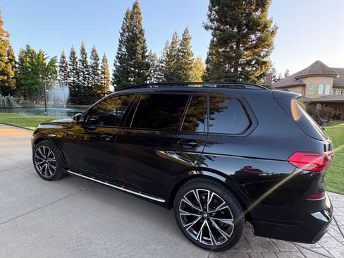 Used 2022 BMW X7 xDrive40i w/ M Sport Package AWD/4WD image 11