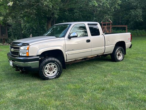 Used 2006 Chevrolet Silverado 2500 LT w/ Snow Plow Prep Package AWD/4WD image 2
